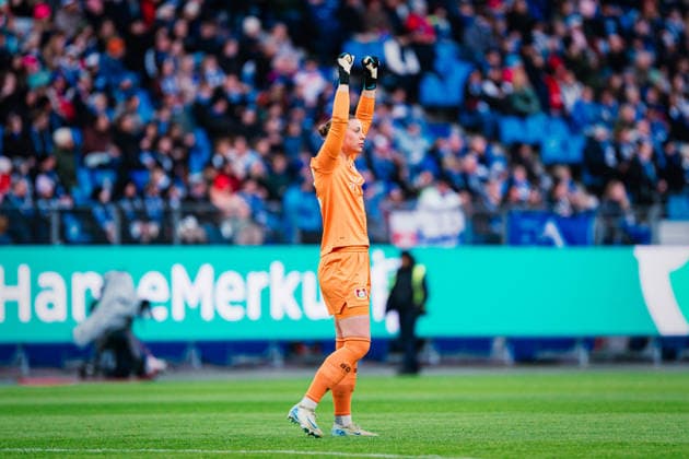 Google Pixel Frauen-Bundesliga: Hamburger SV vs. Bayer 04 Leverkusen, 30.03.2026 TOR, JUBEL durch Vanessa Fudalla (Bayer 04 Leverkusen, 21), hier Rafaela Borggräfe (Bayer 04 Leverkusen, 12); Fußball, Google Pixel Frauen-Bundesliga, 22. Spieltag: Hamburger SV vs. Bayer 04 Leverkusen am 30.03.2026 im Volksparkstadion, Hamburg DFB REGULATIONS PROHIBIT ANY USE OF PHOTOGRAPHS AS IMAGE SEQUENCES AND OR QUASI-VIDEO. Copyright: xBEAUTIFULxSPORTS Tonhäuserx
