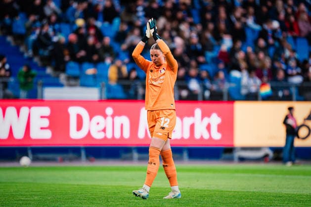 Google Pixel Frauen-Bundesliga: Hamburger SV vs. Bayer 04 Leverkusen, 30.03.2026 TOR, JUBEL durch Vanessa Fudalla (Bayer 04 Leverkusen, 21), hier Rafaela Borggräfe (Bayer 04 Leverkusen, 12); Fußball, Google Pixel Frauen-Bundesliga, 22. Spieltag: Hamburger SV vs. Bayer 04 Leverkusen am 30.03.2026 im Volksparkstadion, Hamburg DFB REGULATIONS PROHIBIT ANY USE OF PHOTOGRAPHS AS IMAGE SEQUENCES AND OR QUASI-VIDEO. Copyright: xBEAUTIFULxSPORTS Tonhäuserx
