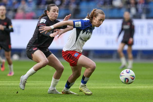 v.li.: Loreen Bender (Bayer 04 Leverkusen, 19) und Victoria Schulz (Hamburger SV, HSV, 19) im Zweikampf, Duell, Dynamik, Aktion, Action, Spielszene, DIE DFB-RICHTLINIEN UNTERSAGEN JEGLICHE NUTZUNG VON FOTOS ALS SEQUENZBILDER UND ODER VIDEOÄHNLICHE FOTOSTRECKEN. DFB REGULATIONS PROHIBIT ANY USE OF PHOTOGRAPHS AS IMAGE SEQUENCES AND OR QUASI-VIDEO., 30.03.2026, Hamburg (Deutschland), Fussball, Google Pixel Frauen-Bundesliga, Hamburger SV - Bayer 04 Leverkusen