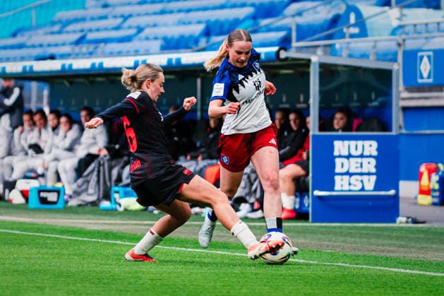 Google Pixel Frauen-Bundesliga: Hamburger SV vs. Bayer 04 Leverkusen, 30.03.2026 Jonna Maj Wrede (Hamburger SV, 26) gegen Sofie Lena Zdebel (Bayer 04 Leverkusen, 16); Fußball, Google Pixel Frauen-Bundesliga, 22. Spieltag: Hamburger SV vs. Bayer 04 Leverkusen am 30.03.2026 im Volksparkstadion, Hamburg DFB REGULATIONS PROHIBIT ANY USE OF PHOTOGRAPHS AS IMAGE SEQUENCES AND OR QUASI-VIDEO. Copyright: xBEAUTIFULxSPORTS Tonhäuserx