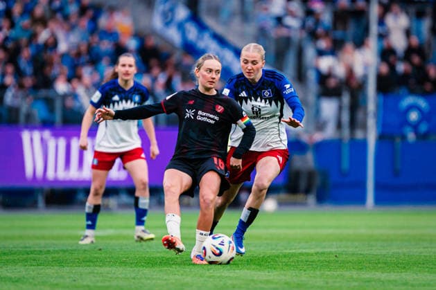 Google Pixel Frauen-Bundesliga: Hamburger SV vs. Bayer 04 Leverkusen, 30.03.2026 Sofie Lena Zdebel (Bayer 04 Leverkusen, 16) gegen Paulina Bartz (Hamburger SV, 37); Fußball, Google Pixel Frauen-Bundesliga, 22. Spieltag: Hamburger SV vs. Bayer 04 Leverkusen am 30.03.2026 im Volksparkstadion, Hamburg DFB REGULATIONS PROHIBIT ANY USE OF PHOTOGRAPHS AS IMAGE SEQUENCES AND OR QUASI-VIDEO. Copyright: xBEAUTIFULxSPORTS Tonhäuserx