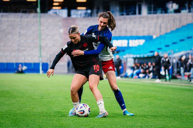 Google Pixel Frauen-Bundesliga: Hamburger SV vs. Bayer 04 Leverkusen, 30.03.2026 Lotta Wrede (Hamburger SV, 32) gegen Estrella Merino Gonzalez (Bayer 04 Leverkusen, 10), Zweikampf; Fußball, Google Pixel Frauen-Bundesliga, 22. Spieltag: Hamburger SV vs. Bayer 04 Leverkusen am 30.03.2026 im Volksparkstadion, Hamburg DFB REGULATIONS PROHIBIT ANY USE OF PHOTOGRAPHS AS IMAGE SEQUENCES AND OR QUASI-VIDEO. Copyright: xBEAUTIFULxSPORTS Tonhäuserx