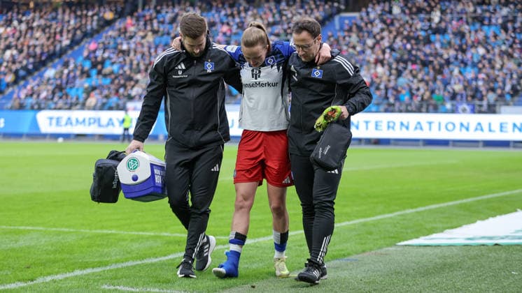 Victoria Schulz (Hamburger SV, HSV, 19) wird verletzt vom Platz gebracht, gestützt vom medizinischen Personal, Verletzung, Schmerzen, schmerzverzerrtes Gesicht, DIE DFB-RICHTLINIEN UNTERSAGEN JEGLICHE NUTZUNG VON FOTOS ALS SEQUENZBILDER UND ODER VIDEOÄHNLICHE FOTOSTRECKEN. DFB REGULATIONS PROHIBIT ANY USE OF PHOTOGRAPHS AS IMAGE SEQUENCES AND OR QUASI-VIDEO., 30.03.2026, Hamburg (Deutschland), Fussball, Google Pixel Frauen-Bundesliga, Hamburger SV - Bayer 04 Leverkusen