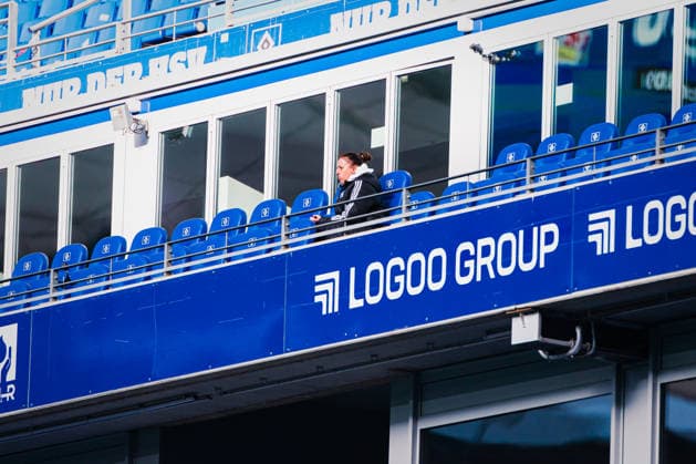 Google Pixel Frauen-Bundesliga: Hamburger SV vs. Bayer 04 Leverkusen, 30.03.2026 Liese Brancao (Trainer Hamburger SV) sitzt auf der Tribüne; Fußball, Google Pixel Frauen-Bundesliga, 22. Spieltag: Hamburger SV vs. Bayer 04 Leverkusen am 30.03.2026 im Volksparkstadion, Hamburg DFB REGULATIONS PROHIBIT ANY USE OF PHOTOGRAPHS AS IMAGE SEQUENCES AND OR QUASI-VIDEO. Copyright: xBEAUTIFULxSPORTS Tonhäuserx