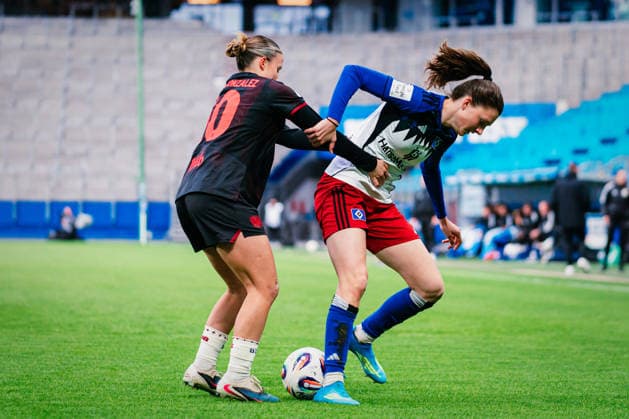 Google Pixel Frauen-Bundesliga: Hamburger SV vs. Bayer 04 Leverkusen, 30.03.2026 Lotta Wrede (Hamburger SV, 32) gegen Estrella Merino Gonzalez (Bayer 04 Leverkusen, 10), Zweikampf; Fußball, Google Pixel Frauen-Bundesliga, 22. Spieltag: Hamburger SV vs. Bayer 04 Leverkusen am 30.03.2026 im Volksparkstadion, Hamburg DFB REGULATIONS PROHIBIT ANY USE OF PHOTOGRAPHS AS IMAGE SEQUENCES AND OR QUASI-VIDEO. Copyright: xBEAUTIFULxSPORTS Tonhäuserx