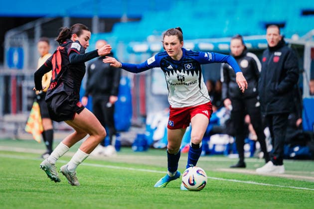 Google Pixel Frauen-Bundesliga: Hamburger SV vs. Bayer 04 Leverkusen, 30.03.2026 Lotta Wrede (Hamburger SV, 32) geht vorbei; Fußball, Google Pixel Frauen-Bundesliga, 22. Spieltag: Hamburger SV vs. Bayer 04 Leverkusen am 30.03.2026 im Volksparkstadion, Hamburg DFB REGULATIONS PROHIBIT ANY USE OF PHOTOGRAPHS AS IMAGE SEQUENCES AND OR QUASI-VIDEO. Copyright: xBEAUTIFULxSPORTS Tonhäuserx