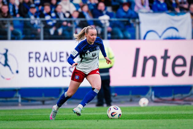 Google Pixel Frauen-Bundesliga: Hamburger SV vs. Bayer 04 Leverkusen, 30.03.2026 Mia Büchele (Hamburger SV, 17); Fußball, Google Pixel Frauen-Bundesliga, 22. Spieltag: Hamburger SV vs. Bayer 04 Leverkusen am 30.03.2026 im Volksparkstadion, Hamburg DFB REGULATIONS PROHIBIT ANY USE OF PHOTOGRAPHS AS IMAGE SEQUENCES AND OR QUASI-VIDEO. Copyright: xBEAUTIFULxSPORTS Tonhäuserx
