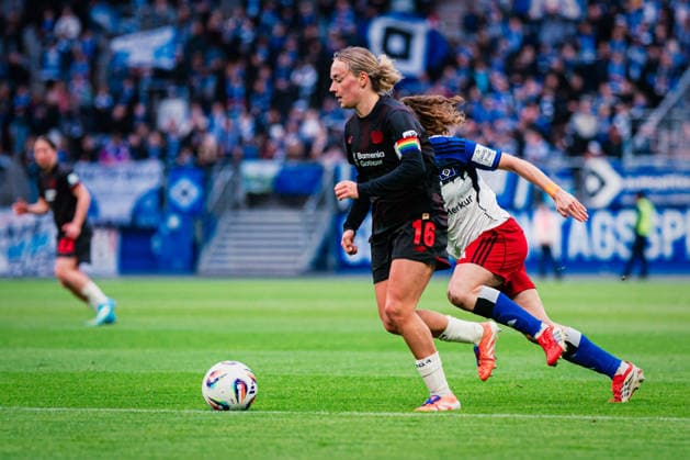 Google Pixel Frauen-Bundesliga: Hamburger SV vs. Bayer 04 Leverkusen, 30.03.2026 Sofie Lena Zdebel (Bayer 04 Leverkusen, 16) am Ball, dahinter Melanie Brunnthaler (Hamburger SV, 11); Fußball, Google Pixel Frauen-Bundesliga, 22. Spieltag: Hamburger SV vs. Bayer 04 Leverkusen am 30.03.2026 im Volksparkstadion, Hamburg DFB REGULATIONS PROHIBIT ANY USE OF PHOTOGRAPHS AS IMAGE SEQUENCES AND OR QUASI-VIDEO. Copyright: xBEAUTIFULxSPORTS Tonhäuserx