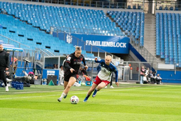 HAMBURG, GERMANY - MARCH 30: Estrella Merino Gonzalez (10 Bayer 04 Leverkusen) and Paulina Bartz (37 Hamburger SV) during the Google Pixel Frauen-Bundesliga between Hamburger SV and Bayer 04 Leverkusen at Stadion Hoheluft on March 30, 2026 in Hamburg, Germany. (Photo by Qianru Zhang Press Photo) Copyright: xQianruxZhang SPPx Sportspressphoto_SPR121794