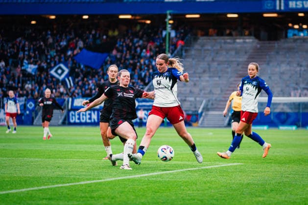 Google Pixel Frauen-Bundesliga: Hamburger SV vs. Bayer 04 Leverkusen, 30.03.2026 Claudia Wenger (Bayer 04 Leverkusen, 5) klärt vor Jonna Maj Wrede (Hamburger SV, 26); Fußball, Google Pixel Frauen-Bundesliga, 22. Spieltag: Hamburger SV vs. Bayer 04 Leverkusen am 30.03.2026 im Volksparkstadion, Hamburg DFB REGULATIONS PROHIBIT ANY USE OF PHOTOGRAPHS AS IMAGE SEQUENCES AND OR QUASI-VIDEO. Copyright: xBEAUTIFULxSPORTS Tonhäuserx