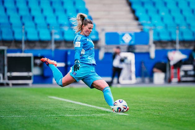 Google Pixel Frauen-Bundesliga: Hamburger SV vs. Bayer 04 Leverkusen, 30.03.2026 Lea Paulick (Hamburger SV, 25); Fußball, Google Pixel Frauen-Bundesliga, 22. Spieltag: Hamburger SV vs. Bayer 04 Leverkusen am 30.03.2026 im Volksparkstadion, Hamburg DFB REGULATIONS PROHIBIT ANY USE OF PHOTOGRAPHS AS IMAGE SEQUENCES AND OR QUASI-VIDEO. Copyright: xBEAUTIFULxSPORTS Tonhäuserx