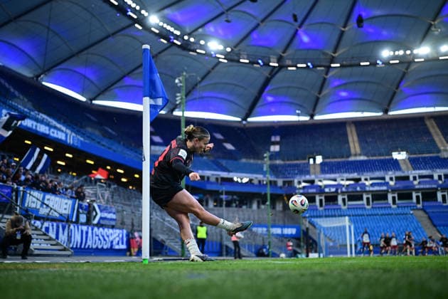 Fußball I Frauen I Saison 2025-2026 I Bundesliga I 22. Spieltag I Hamburger SV - Bayer 04 Leverkusen I 30.03.2026 Eckball Estrella Merino Gonzalez (10, Bayer 04 Leverkusen) Hamburg Volkspark, Volksparkstadion, Stadion, Volkspark-Stadion Hamburg Deutschland Copyright: xLobeca FelixxSchlikisx