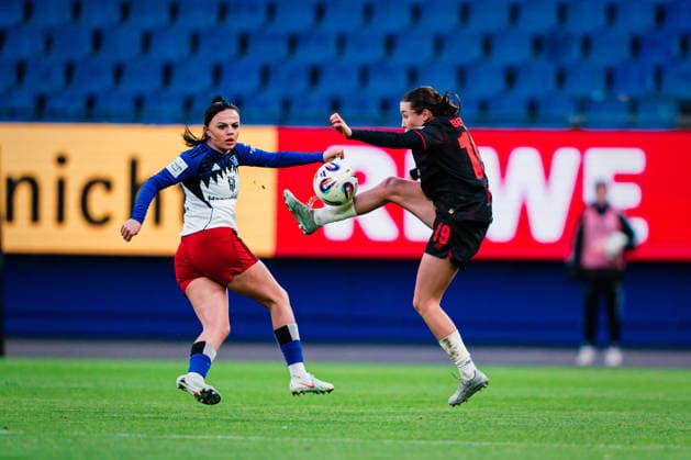 Google Pixel Frauen-Bundesliga: Hamburger SV vs. Bayer 04 Leverkusen, 30.03.2026 Loreen Bender (Bayer 04 Leverkusen, 19) nimmt den Ball n, dahinter Nigar Mirzaliyeva (Hamburger SV, 4); Fußball, Google Pixel Frauen-Bundesliga, 22. Spieltag: Hamburger SV vs. Bayer 04 Leverkusen am 30.03.2026 im Volksparkstadion, Hamburg DFB REGULATIONS PROHIBIT ANY USE OF PHOTOGRAPHS AS IMAGE SEQUENCES AND OR QUASI-VIDEO. Copyright: xBEAUTIFULxSPORTS Tonhäuserx