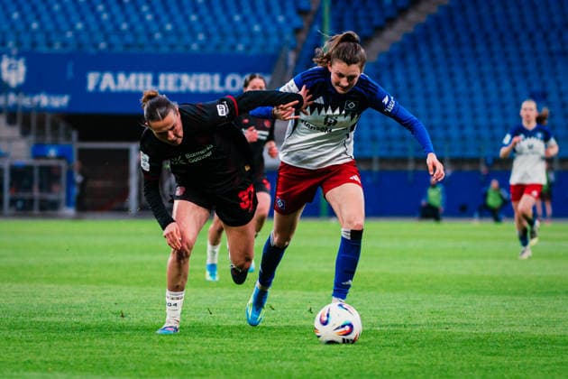 Google Pixel Frauen-Bundesliga: Hamburger SV vs. Bayer 04 Leverkusen, 30.03.2026 Lotta Wrede (Hamburger SV, 32) gegen Carlotta Wamser (Bayer 04 Leverkusen, 37); Fußball, Google Pixel Frauen-Bundesliga, 22. Spieltag: Hamburger SV vs. Bayer 04 Leverkusen am 30.03.2026 im Volksparkstadion, Hamburg DFB REGULATIONS PROHIBIT ANY USE OF PHOTOGRAPHS AS IMAGE SEQUENCES AND OR QUASI-VIDEO. Copyright: xBEAUTIFULxSPORTS Tonhäuserx