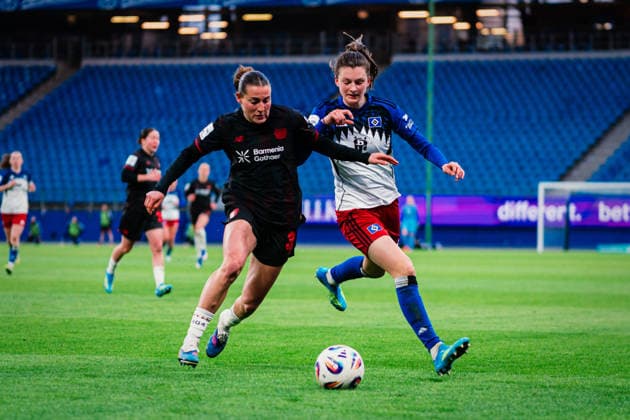 Google Pixel Frauen-Bundesliga: Hamburger SV vs. Bayer 04 Leverkusen, 30.03.2026 Lotta Wrede (Hamburger SV, 32) gegen Carlotta Wamser (Bayer 04 Leverkusen, 37); Fußball, Google Pixel Frauen-Bundesliga, 22. Spieltag: Hamburger SV vs. Bayer 04 Leverkusen am 30.03.2026 im Volksparkstadion, Hamburg DFB REGULATIONS PROHIBIT ANY USE OF PHOTOGRAPHS AS IMAGE SEQUENCES AND OR QUASI-VIDEO. Copyright: xBEAUTIFULxSPORTS Tonhäuserx