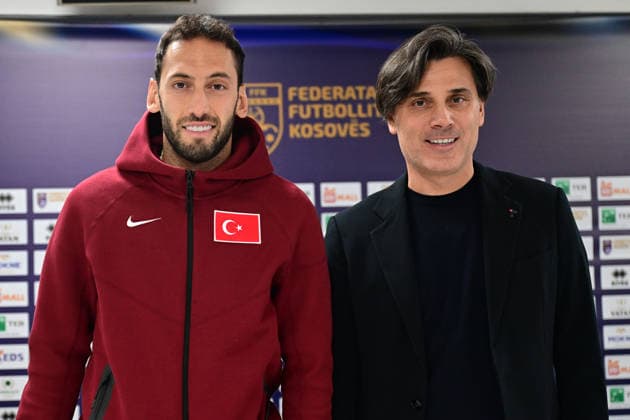 Turkiye hold press conference, PK, Pressekonferenz ahead of Kosovo clash PRISTINA, KOSOVO - MARCH 30: Turkiye head coach Vincenzo Montella (R) and team captain Hakan Calhanoglu (L) speak during a press conference at Fadil Vokrri Stadium ahead of the 2026 FIFA World Cup, WM, Weltmeisterschaft, Fussball European Qualifiers play-off final match against Kosovo, in Pristina, Kosovo, on March 30, 2026. Serhat Cagdas Anadolu Pristina Kosova. Editorial use only. Please get in touch for any other usage.  Copyright: x2026xAnadoluxSerhatxCagdasx
