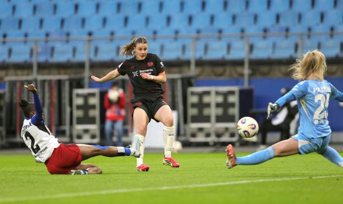 Foto : Torjubel bei Leverkusen nach dem 1-2 Treffer von Katharina PILJIC , hier schiesst sie gegen Torhüterin Lea Paulick und links ... Magou DOUCOURE (HSV) Fussball Pixel Bundesliga der Frauen am Mo. 30.03.2026 Hamburger SV - Bayer 04 Leverkusen