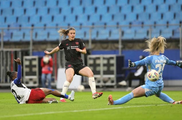 Foto : Torjubel bei Leverkusen nach dem 1-2 Treffer von Katharina PILJIC , hier schiesst sie gegen Torhüterin Lea Paulick und links ... Magou DOUCOURE (HSV) Fussball Pixel Bundesliga der Frauen am Mo. 30.03.2026 Hamburger SV - Bayer 04 Leverkusen