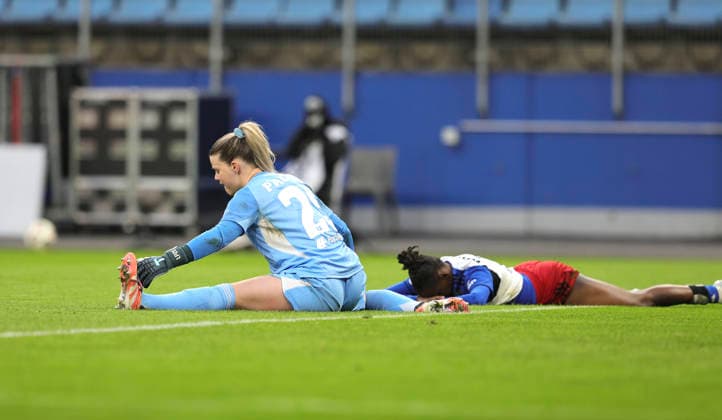 Foto : enttäuschung bei Torhüterin Lea Paulick und links ... Magou DOUCOURE (HSV) nach dem Treffer von Katharina PILJIC zum 1-2 für Leverkusen Fussball Pixel Bundesliga der Frauen am Mo. 30.03.2026 Hamburger SV - Bayer 04 Leverkusen