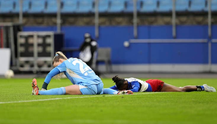 Foto : enttäuschung bei Torhüterin Lea Paulick und links ... Magou DOUCOURE (HSV) nach dem Treffer von Katharina PILJIC zum 1-2 für Leverkusen Fussball Pixel Bundesliga der Frauen am Mo. 30.03.2026 Hamburger SV - Bayer 04 Leverkusen