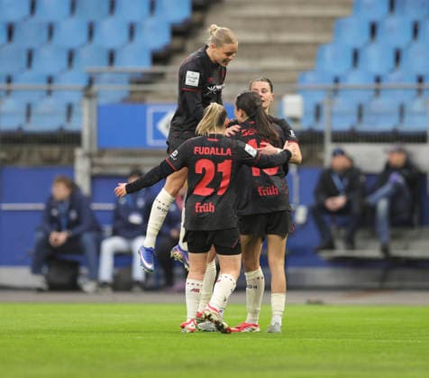 Foto : Torjubel bei Leverkusen nach dem 1-2 Treffer von Katharina PILJIC , links oben gratuliert Cornelia KRAMER Fussball Pixel Bundesliga der Frauen am Mo. 30.03.2026 Hamburger SV - Bayer 04 Leverkusen