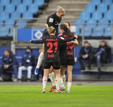 Foto : Torjubel bei Leverkusen nach dem 1-2 Treffer von Katharina PILJIC , links oben gratuliert Cornelia KRAMER Fussball Pixel Bundesliga der Frauen am Mo. 30.03.2026 Hamburger SV - Bayer 04 Leverkusen