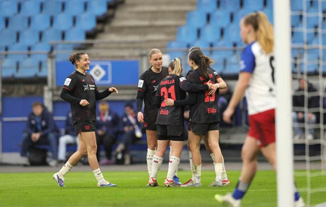 Foto : Torjubel bei Leverkusen nach dem 1-2 Treffer von Katharina PILJIC , links oben gratuliert Cornelia KRAMER Fussball Pixel Bundesliga der Frauen am Mo. 30.03.2026 Hamburger SV - Bayer 04 Leverkusen