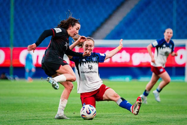 Google Pixel Frauen-Bundesliga: Hamburger SV vs. Bayer 04 Leverkusen, 30.03.2026 Loreen Bender (Bayer 04 Leverkusen, 19) gegen Melanie Brunnthaler (Hamburger SV, 11); Fußball, Google Pixel Frauen-Bundesliga, 22. Spieltag: Hamburger SV vs. Bayer 04 Leverkusen am 30.03.2026 im Volksparkstadion, Hamburg DFB REGULATIONS PROHIBIT ANY USE OF PHOTOGRAPHS AS IMAGE SEQUENCES AND OR QUASI-VIDEO. Copyright: xBEAUTIFULxSPORTS Tonhäuserx
