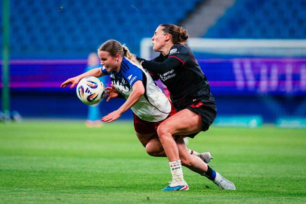 Google Pixel Frauen-Bundesliga: Hamburger SV vs. Bayer 04 Leverkusen, 30.03.2026 Jonna Maj Wrede (Hamburger SV, 26) wird von Carlotta Wamser (Bayer 04 Leverkusen, 37) gefoult; Fußball, Google Pixel Frauen-Bundesliga, 22. Spieltag: Hamburger SV vs. Bayer 04 Leverkusen am 30.03.2026 im Volksparkstadion, Hamburg DFB REGULATIONS PROHIBIT ANY USE OF PHOTOGRAPHS AS IMAGE SEQUENCES AND OR QUASI-VIDEO. Copyright: xBEAUTIFULxSPORTS Tonhäuserx