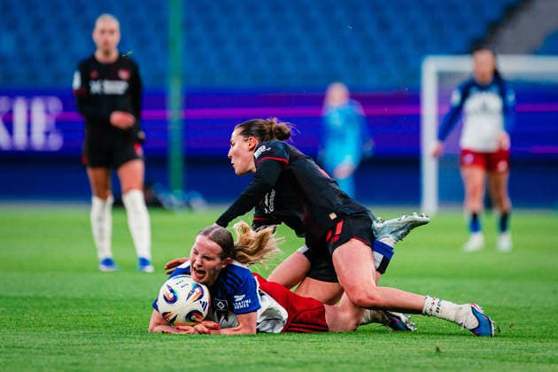 Google Pixel Frauen-Bundesliga: Hamburger SV vs. Bayer 04 Leverkusen, 30.03.2026 Jonna Maj Wrede (Hamburger SV, 26) wird von Carlotta Wamser (Bayer 04 Leverkusen, 37) gefoult; Fußball, Google Pixel Frauen-Bundesliga, 22. Spieltag: Hamburger SV vs. Bayer 04 Leverkusen am 30.03.2026 im Volksparkstadion, Hamburg DFB REGULATIONS PROHIBIT ANY USE OF PHOTOGRAPHS AS IMAGE SEQUENCES AND OR QUASI-VIDEO. Copyright: xBEAUTIFULxSPORTS Tonhäuserx