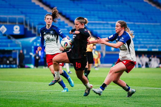 Google Pixel Frauen-Bundesliga: Hamburger SV vs. Bayer 04 Leverkusen, 30.03.2026 Estrella Merino Gonzalez (Bayer 04 Leverkusen, 10) gegen Jonna Maj Wrede (Hamburger SV, 26); Fußball, Google Pixel Frauen-Bundesliga, 22. Spieltag: Hamburger SV vs. Bayer 04 Leverkusen am 30.03.2026 im Volksparkstadion, Hamburg DFB REGULATIONS PROHIBIT ANY USE OF PHOTOGRAPHS AS IMAGE SEQUENCES AND OR QUASI-VIDEO. Copyright: xBEAUTIFULxSPORTS Tonhäuserx