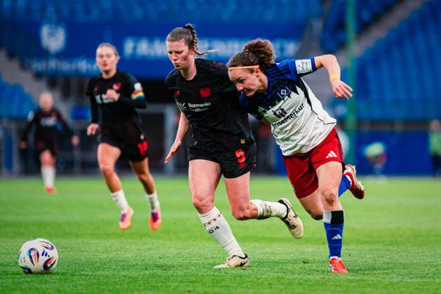 Google Pixel Frauen-Bundesliga: Hamburger SV vs. Bayer 04 Leverkusen, 30.03.2026 Melanie Brunnthaler (Hamburger SV, 11) gegen Claudia Wenger (Bayer 04 Leverkusen, 5); Fußball, Google Pixel Frauen-Bundesliga, 22. Spieltag: Hamburger SV vs. Bayer 04 Leverkusen am 30.03.2026 im Volksparkstadion, Hamburg DFB REGULATIONS PROHIBIT ANY USE OF PHOTOGRAPHS AS IMAGE SEQUENCES AND OR QUASI-VIDEO. Copyright: xBEAUTIFULxSPORTS Tonhäuserx
