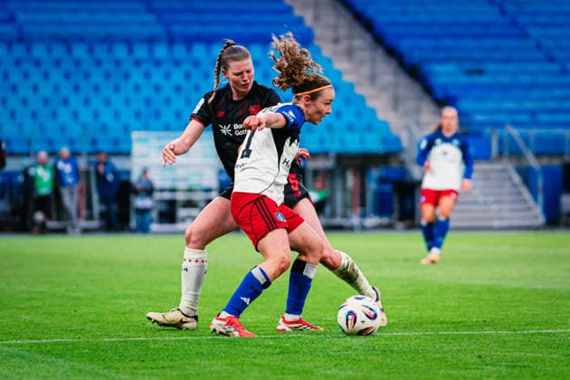 Google Pixel Frauen-Bundesliga: Hamburger SV vs. Bayer 04 Leverkusen, 30.03.2026 Melanie Brunnthaler (Hamburger SV, 11) gegen Claudia Wenger (Bayer 04 Leverkusen, 5); Fußball, Google Pixel Frauen-Bundesliga, 22. Spieltag: Hamburger SV vs. Bayer 04 Leverkusen am 30.03.2026 im Volksparkstadion, Hamburg DFB REGULATIONS PROHIBIT ANY USE OF PHOTOGRAPHS AS IMAGE SEQUENCES AND OR QUASI-VIDEO. Copyright: xBEAUTIFULxSPORTS Tonhäuserx
