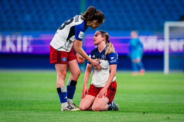 Google Pixel Frauen-Bundesliga: Hamburger SV vs. Bayer 04 Leverkusen, 30.03.2026 Jonna Maj Wrede (Hamburger SV, 26) wird von Pauline Annette Machtens (Hamburger SV, 28) getröstet; Fußball, Google Pixel Frauen-Bundesliga, 22. Spieltag: Hamburger SV vs. Bayer 04 Leverkusen am 30.03.2026 im Volksparkstadion, Hamburg DFB REGULATIONS PROHIBIT ANY USE OF PHOTOGRAPHS AS IMAGE SEQUENCES AND OR QUASI-VIDEO. Copyright: xBEAUTIFULxSPORTS Tonhäuserx