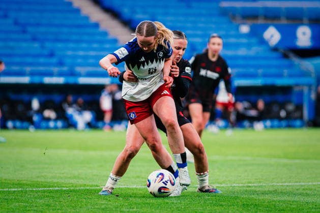 Google Pixel Frauen-Bundesliga: Hamburger SV vs. Bayer 04 Leverkusen, 30.03.2026 Jonna Maj Wrede (Hamburger SV, 26) gegen Estrella Merino Gonzalez (Bayer 04 Leverkusen, 10); Fußball, Google Pixel Frauen-Bundesliga, 22. Spieltag: Hamburger SV vs. Bayer 04 Leverkusen am 30.03.2026 im Volksparkstadion, Hamburg DFB REGULATIONS PROHIBIT ANY USE OF PHOTOGRAPHS AS IMAGE SEQUENCES AND OR QUASI-VIDEO. Copyright: xBEAUTIFULxSPORTS Tonhäuserx