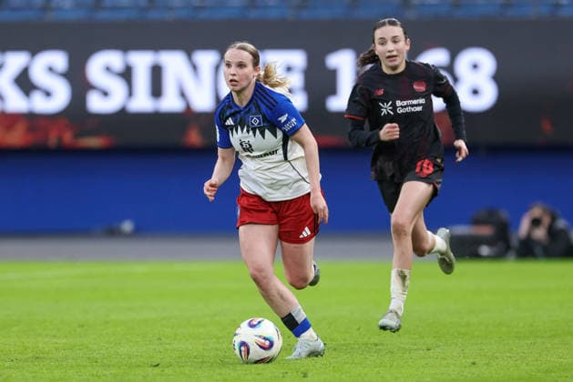 v.li.: Jonna Wrede (Hamburger SV, HSV, 26) am Ball, Einzelbild, Ganzkörper, Aktion, Action, Spielszene, Loreen Bender (Bayer 04 Leverkusen, 19), DIE DFB-RICHTLINIEN UNTERSAGEN JEGLICHE NUTZUNG VON FOTOS ALS SEQUENZBILDER UND ODER VIDEOÄHNLICHE FOTOSTRECKEN. DFB REGULATIONS PROHIBIT ANY USE OF PHOTOGRAPHS AS IMAGE SEQUENCES AND OR QUASI-VIDEO., 30.03.2026, Hamburg (Deutschland), Fussball, Google Pixel Frauen-Bundesliga, Hamburger SV - Bayer 04 Leverkusen