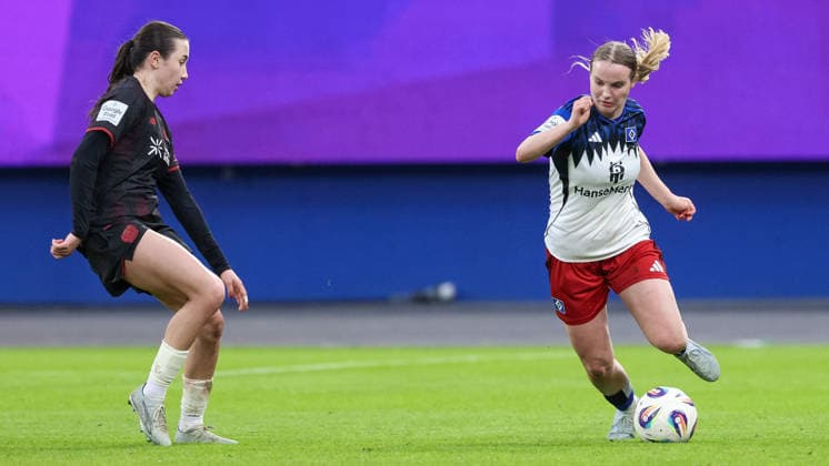 v.li.: Loreen Bender (Bayer 04 Leverkusen, 19) und Jonna Wrede (Hamburger SV, HSV, 26) im Zweikampf, Duell, Dynamik, Aktion, Action, Spielszene, DIE DFB-RICHTLINIEN UNTERSAGEN JEGLICHE NUTZUNG VON FOTOS ALS SEQUENZBILDER UND ODER VIDEOÄHNLICHE FOTOSTRECKEN. DFB REGULATIONS PROHIBIT ANY USE OF PHOTOGRAPHS AS IMAGE SEQUENCES AND OR QUASI-VIDEO., 30.03.2026, Hamburg (Deutschland), Fussball, Google Pixel Frauen-Bundesliga, Hamburger SV - Bayer 04 Leverkusen
