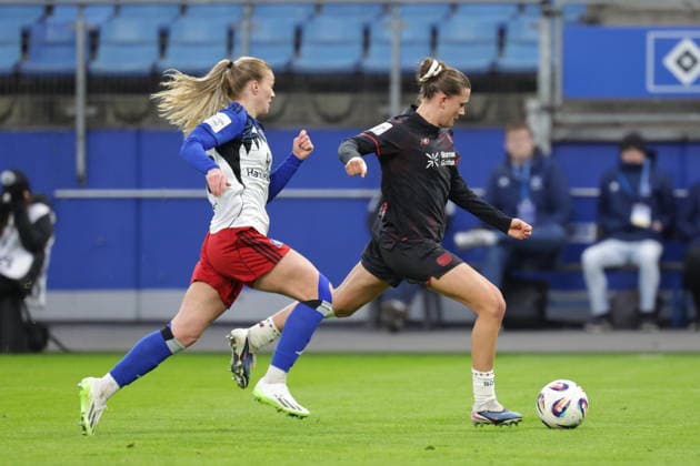 2026.03.30 xfsx Fussball Google Pixel Frauen- Bundesliga Hamburger Sportverein - Bayer 04 Leverkusen v.l. Annalena Wucher (Hamburger SV ,15) , Julia Mickenhagen (Bayer 04 Leverkusen ,18) auf dem Weg zum 3:1 fuer Bayer 04 Leverkusen (DFL regulations prohibit any use of photographs as image sequences and or quasi-video. Copyright: HMBxMedia FernandoxSoares