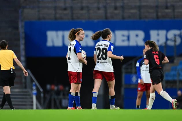 Fußball I Frauen I Saison 2025-2026 I Bundesliga I 22. Spieltag I Hamburger SV - Bayer 04 Leverkusen I 30.03.2026 Schaut enttäuscht, betrübt, deprimiert, frustriert, geknickt, gekränkt, niedergeschlagen, unzufrieden, ernüchtert, schlecht gelaunt: Melanie Brunnthaler (11, Hamburger SV) und Pauline Annette Machtens (28, Hamburger SV) Hamburg Volkspark, Volksparkstadion, Stadion, Volkspark-Stadion Hamburg Deutschland Copyright: xLobeca FelixxSchlikisx