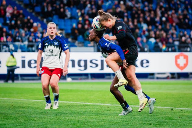 Google Pixel Frauen-Bundesliga: Hamburger SV vs. Bayer 04 Leverkusen, 30.03.2026 Kristin Kögel (Bayer 04 Leverkusen, 11) gegen Magou DoucourÃ (Hamburger SV, 2) beim Kopfball; Fußball, Google Pixel Frauen-Bundesliga, 22. Spieltag: Hamburger SV vs. Bayer 04 Leverkusen am 30.03.2026 im Volksparkstadion, Hamburg DFB REGULATIONS PROHIBIT ANY USE OF PHOTOGRAPHS AS IMAGE SEQUENCES AND OR QUASI-VIDEO. Copyright: xBEAUTIFULxSPORTS Tonhäuserx