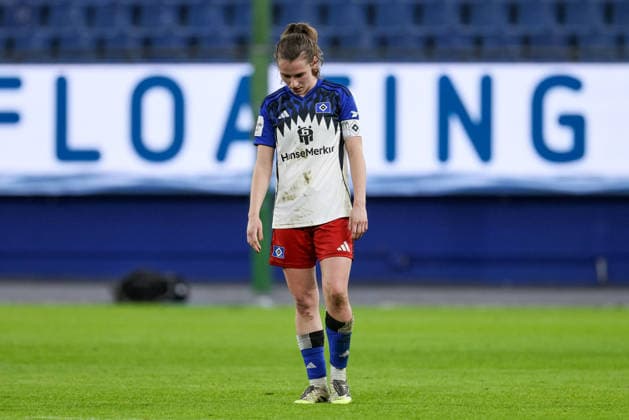 Pauline Machtens (Hamburger SV, HSV, 28) enttäuscht über die Niederlage, Enttäuschung nach dem Schlusspfiff, Abpfiff, Highlight, Verlierer, verloren, Frustration, pessimistisch, traurig, DIE DFB-RICHTLINIEN UNTERSAGEN JEGLICHE NUTZUNG VON FOTOS ALS SEQUENZBILDER UND ODER VIDEOÄHNLICHE FOTOSTRECKEN. DFB REGULATIONS PROHIBIT ANY USE OF PHOTOGRAPHS AS IMAGE SEQUENCES AND OR QUASI-VIDEO., 30.03.2026, Hamburg (Deutschland), Fussball, Google Pixel Frauen-Bundesliga, Hamburger SV - Bayer 04 Leverkusen