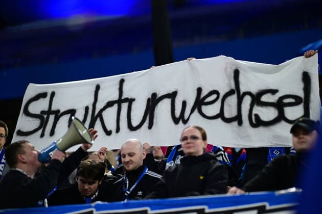 Fußball I Frauen I Saison 2025-2026 I Bundesliga I 22. Spieltag I Hamburger SV - Bayer 04 Leverkusen I 30.03.2026 Symbol, Symbolfoto, Symbolbild, Sinnbild, Bildsymbol, Darstellung, Signum: Logo, Banner, Wappen, Flagge, Fahne, Forderung nach Strukturwechsel bei den Hamburger SV Frauen Hamburg Volkspark, Volksparkstadion, Stadion, Volkspark-Stadion Hamburg Deutschland Copyright: xLobeca FelixxSchlikisx