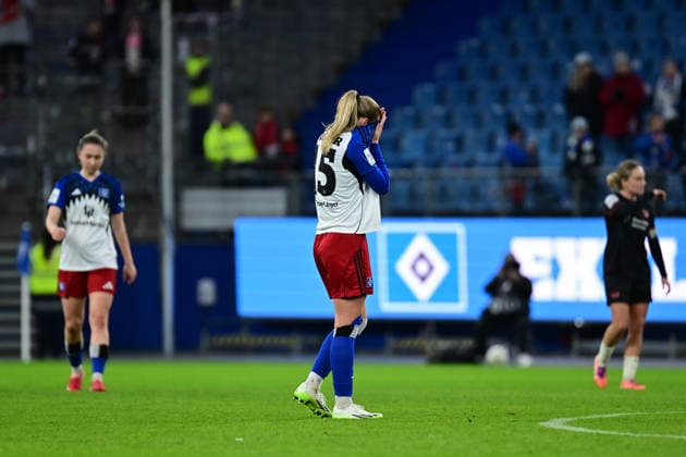 Fußball I Frauen I Saison 2025-2026 I Bundesliga I 22. Spieltag I Hamburger SV - Bayer 04 Leverkusen I 30.03.2026 Schaut enttäuscht, betrübt, deprimiert, frustriert, geknickt, gekränkt, niedergeschlagen, unzufrieden, ernüchtert, schlecht gelaunt: Annalena Carolina Wucher (15, Hamburger SV) Hamburg Volkspark, Volksparkstadion, Stadion, Volkspark-Stadion Hamburg Deutschland Copyright: xLobeca FelixxSchlikisx