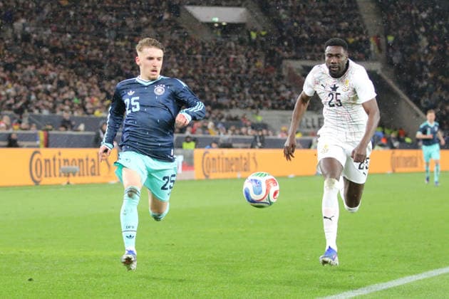 30.03.2026 Fußball Herren 2025 2026 Länderspiel Deutschland - Ghana MHPArena Stuttgart Lennart Karl (Deutschland, 25, blau) im Laufduell mit Derrick Luckassen (Ghana, 25, weiß). Stuttgart Baden-Württemberg Deutschland *** 30 03 2026 Soccer Men 2025 2026 International match Germany Ghana MHPArena Stuttgart Lennart Karl Germany, 25, blue in a running duel with Derrick Luckassen Ghana, 25, white Stuttgart Baden Württemberg Germany