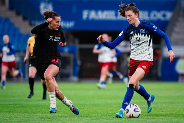 Google Pixel Frauen-Bundesliga: Hamburger SV vs. Bayer 04 Leverkusen, 30.03.2026 Lotta Wrede (Hamburger SV, 32) gegen Carlotta Wamser (Bayer 04 Leverkusen, 37); Fußball, Google Pixel Frauen-Bundesliga, 22. Spieltag: Hamburger SV vs. Bayer 04 Leverkusen am 30.03.2026 im Volksparkstadion, Hamburg DFB REGULATIONS PROHIBIT ANY USE OF PHOTOGRAPHS AS IMAGE SEQUENCES AND OR QUASI-VIDEO. Copyright: xBEAUTIFULxSPORTS Tonhäuserx