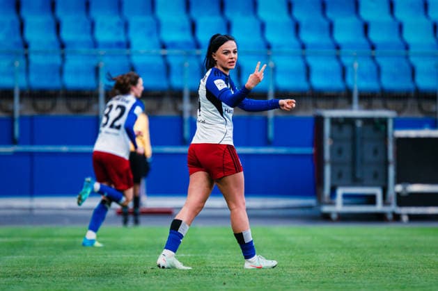 Google Pixel Frauen-Bundesliga: Hamburger SV vs. Bayer 04 Leverkusen, 30.03.2026 Nigar Mirzaliyeva (Hamburger SV, 4), zeigt mit zwei Fingern; Fußball, Google Pixel Frauen-Bundesliga, 22. Spieltag: Hamburger SV vs. Bayer 04 Leverkusen am 30.03.2026 im Volksparkstadion, Hamburg DFB REGULATIONS PROHIBIT ANY USE OF PHOTOGRAPHS AS IMAGE SEQUENCES AND OR QUASI-VIDEO. Copyright: xBEAUTIFULxSPORTS Tonhäuserx