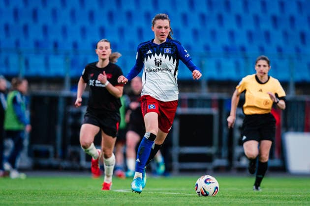 Google Pixel Frauen-Bundesliga: Hamburger SV vs. Bayer 04 Leverkusen, 30.03.2026 Lotta Wrede (Hamburger SV, 32) am Ball; Fußball, Google Pixel Frauen-Bundesliga, 22. Spieltag: Hamburger SV vs. Bayer 04 Leverkusen am 30.03.2026 im Volksparkstadion, Hamburg DFB REGULATIONS PROHIBIT ANY USE OF PHOTOGRAPHS AS IMAGE SEQUENCES AND OR QUASI-VIDEO. Copyright: xBEAUTIFULxSPORTS Tonhäuserx