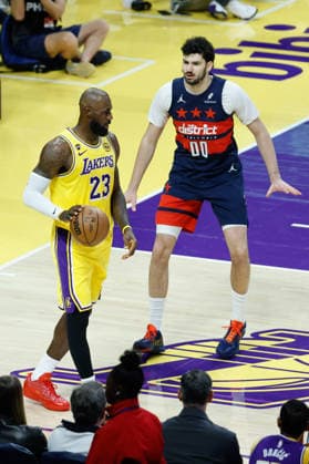 LOS ANGELES, CA - MARCH 30: Los Angeles Lakers forward LeBron James (23) dribbles the ball during the Washington Wizards vs Los Angeles Lakers game on March 30, 2026, at Crypto.com Arena in Los Angeles, CA. (Photo by Jevone Moore Icon Sportswire) NBA, Basketball Herren, USA MAR 30 Washington Wizards at Los Angeles Lakers EDITORIAL USE ONLY Icon20260330023