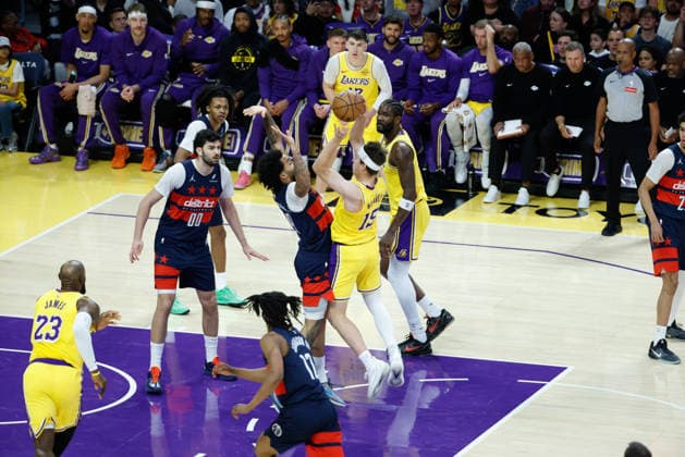 LOS ANGELES, CA - MARCH 30:Los Angeles Lakers guard Austin Reaves (15) goes up for a shot during the Washington Wizards vs Los Angeles Lakers game on March 30, 2026, at Crypto.com Arena in Los Angeles, CA. (Photo by Jevone Moore Icon Sportswire) NBA, Basketball Herren, USA MAR 30 Washington Wizards at Los Angeles Lakers EDITORIAL USE ONLY Icon20260330033