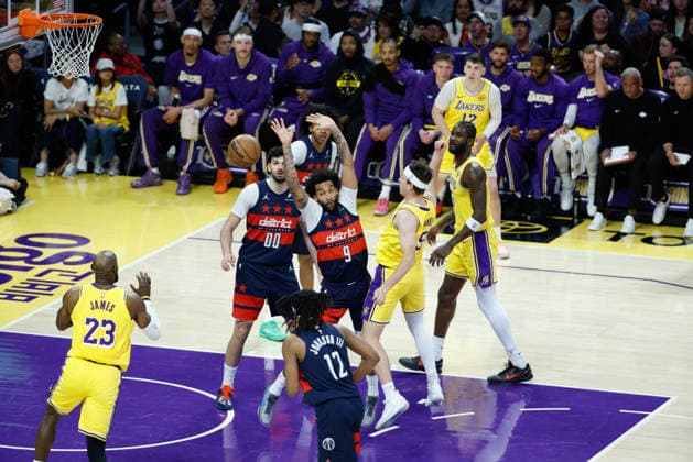 LOS ANGELES, CA - MARCH 30:Los Angeles Lakers guard Austin Reaves (15) passes the ball to Los Angeles Lakers forward LeBron James (23) during the Washington Wizards vs Los Angeles Lakers game on March 30, 2026, at Crypto.com Arena in Los Angeles, CA. (Photo by Jevone Moore Icon Sportswire) NBA, Basketball Herren, USA MAR 30 Washington Wizards at Los Angeles Lakers EDITORIAL USE ONLY Icon20260330034